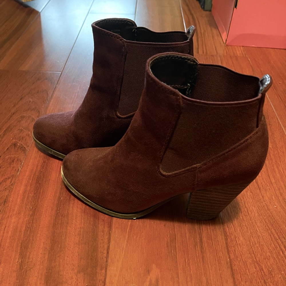 Gorgeous Aldo booties for sale! Burgundy color size 7